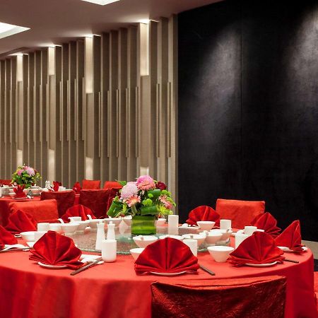 Pullman Miri Waterfront Hotel Eksteriør billede A banquet hall in a hotel