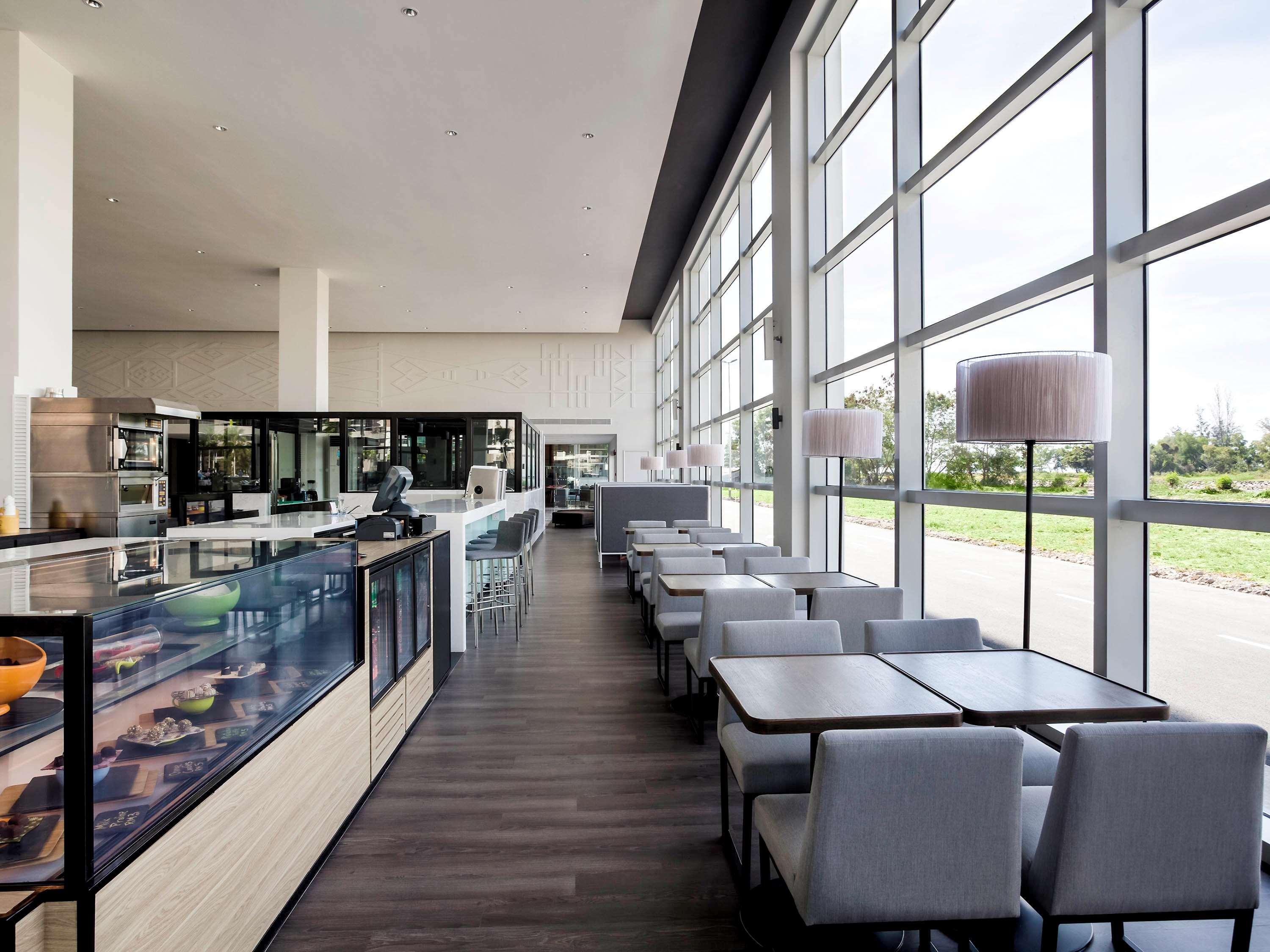 Pullman Miri Waterfront Hotel Eksteriør billede The interior of the restaurant