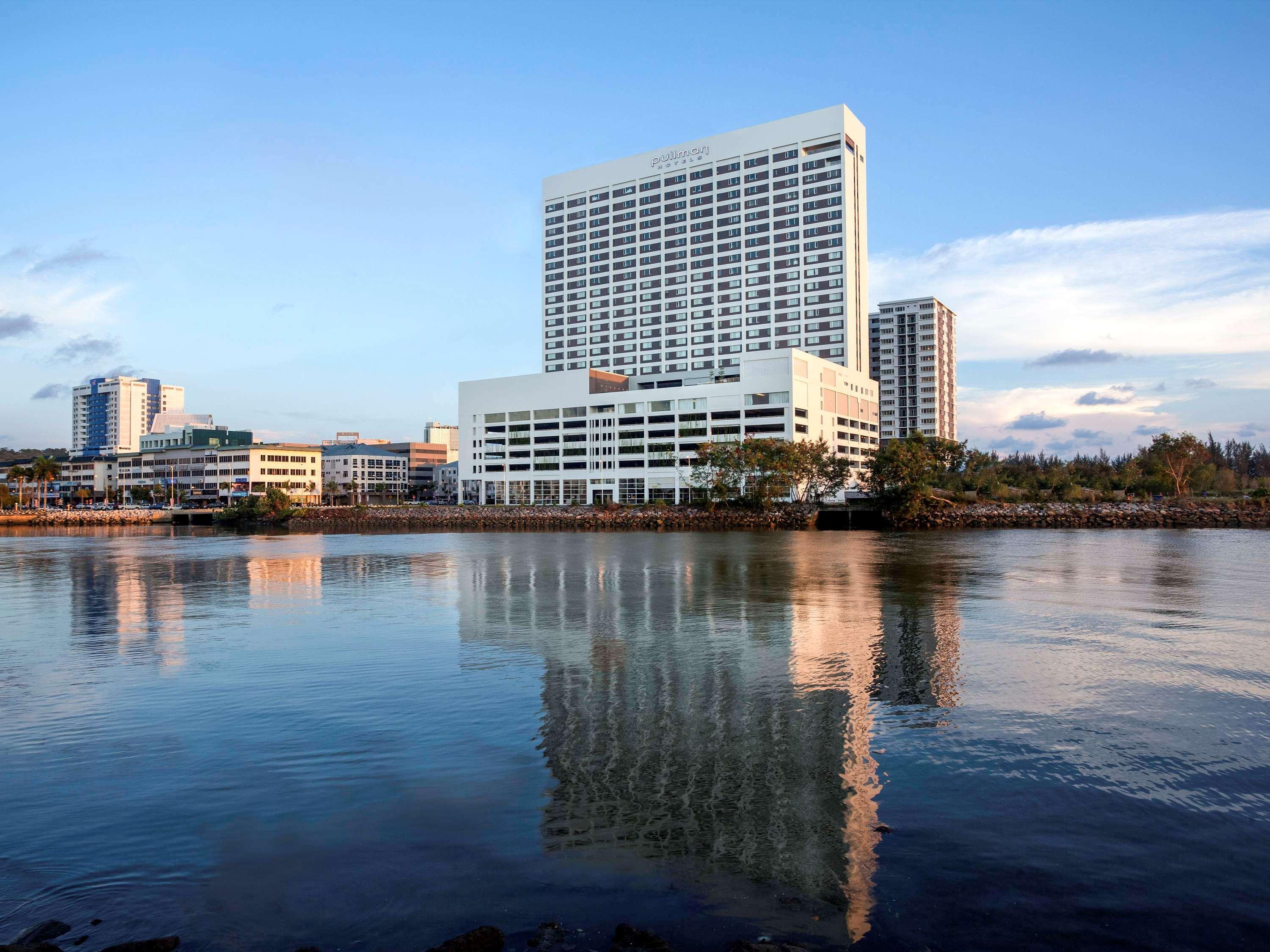 Pullman Miri Waterfront Hotel Eksteriør billede The Harbor Tower
