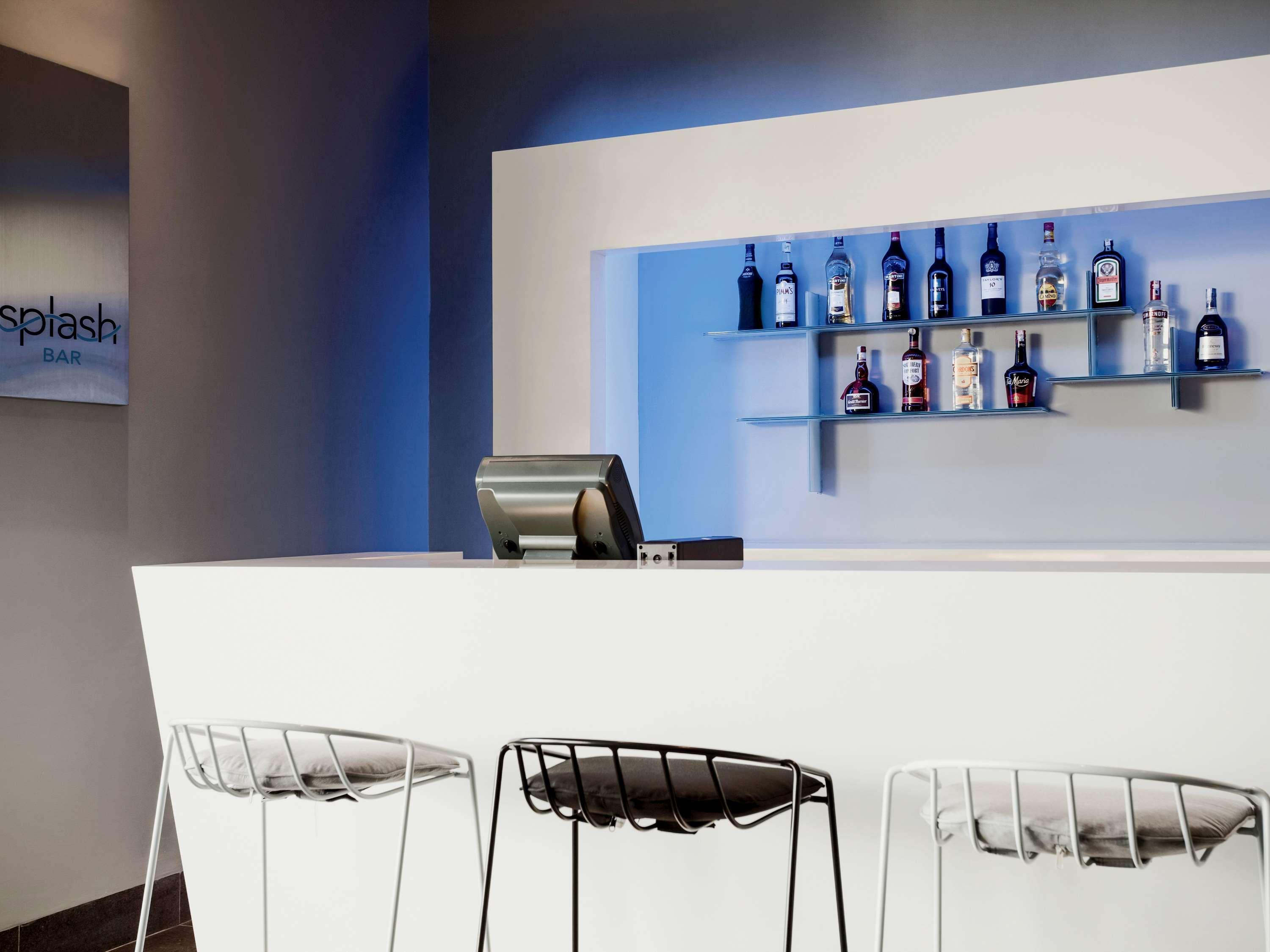 Pullman Miri Waterfront Hotel Eksteriør billede Splash Bar