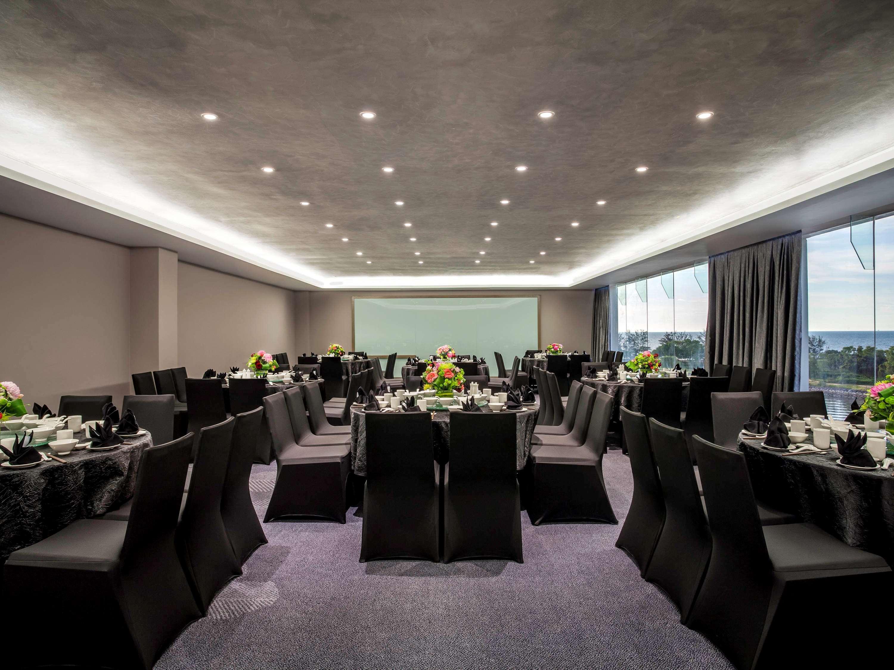 Pullman Miri Waterfront Hotel Eksteriør billede The meeting room