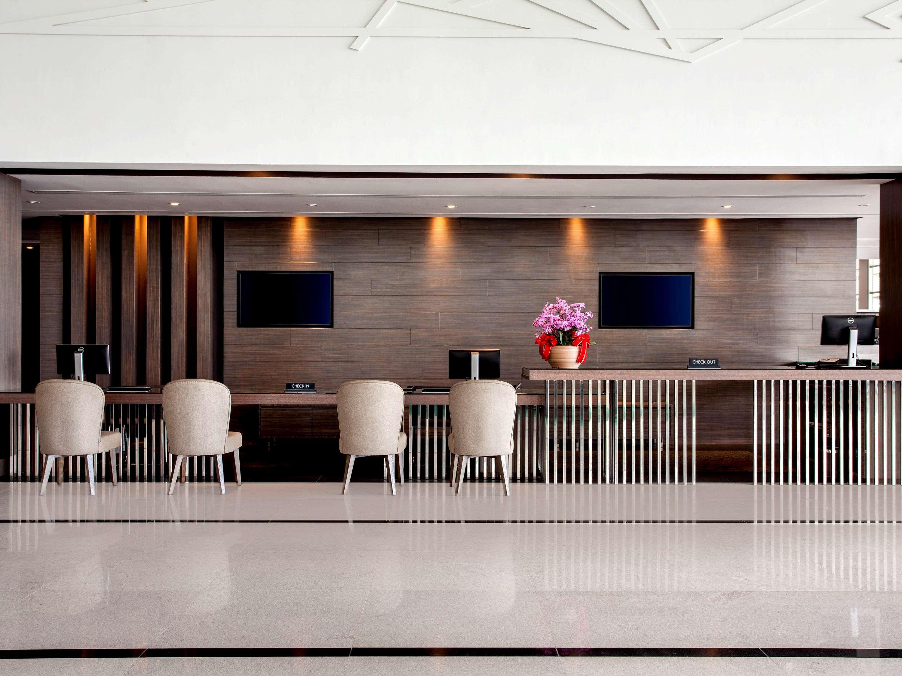 Pullman Miri Waterfront Hotel Eksteriør billede The lobby of the hotel