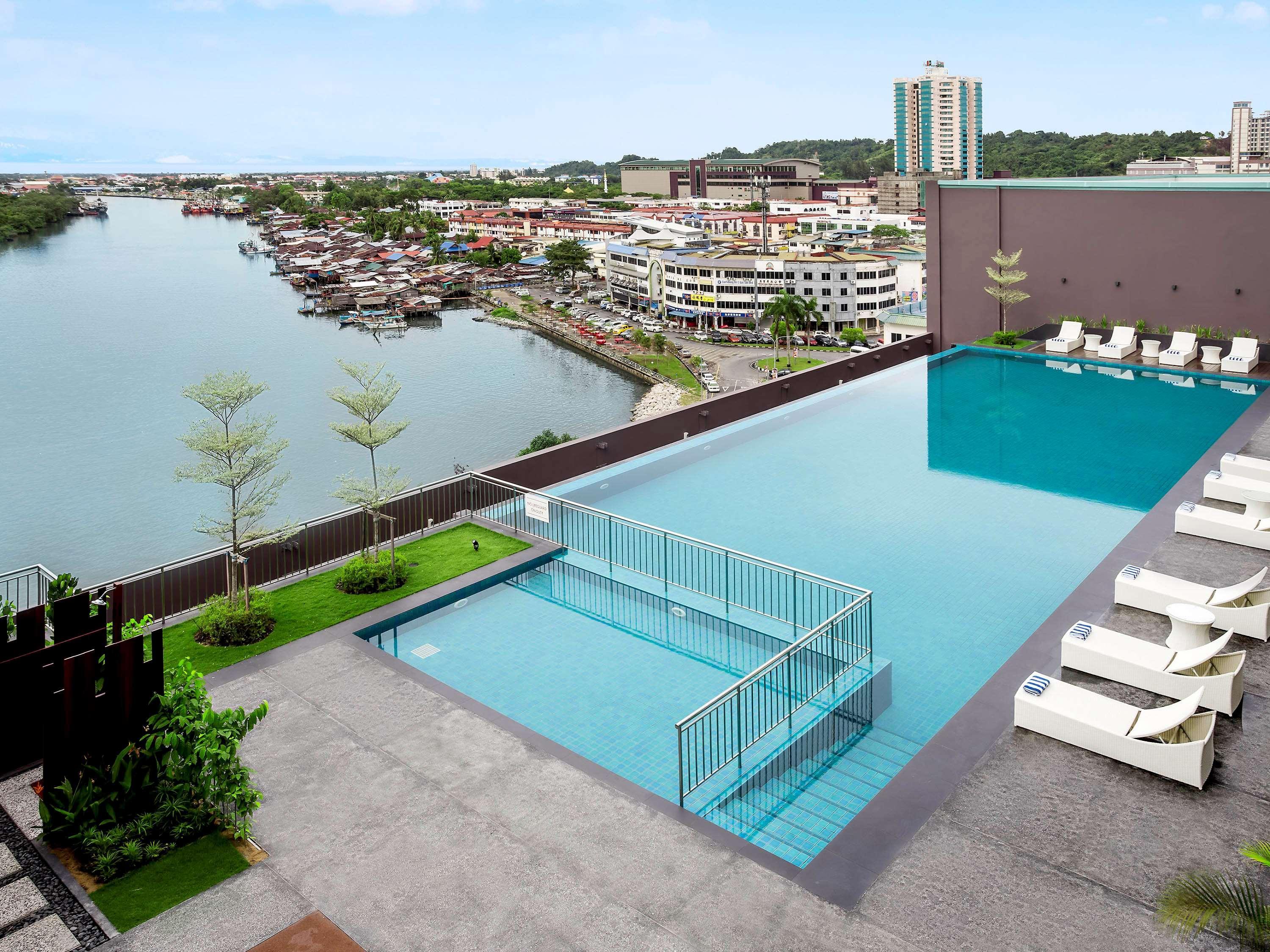 Pullman Miri Waterfront Hotel Eksteriør billede Infinity pool at the top of the hotel