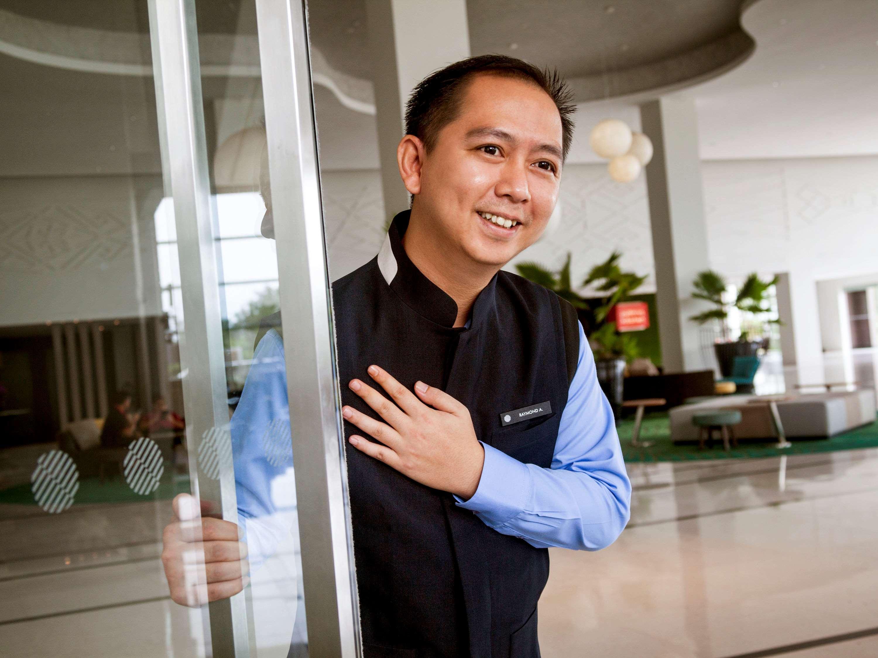 Pullman Miri Waterfront Hotel Eksteriør billede A doorman at a hotel in Vietnam