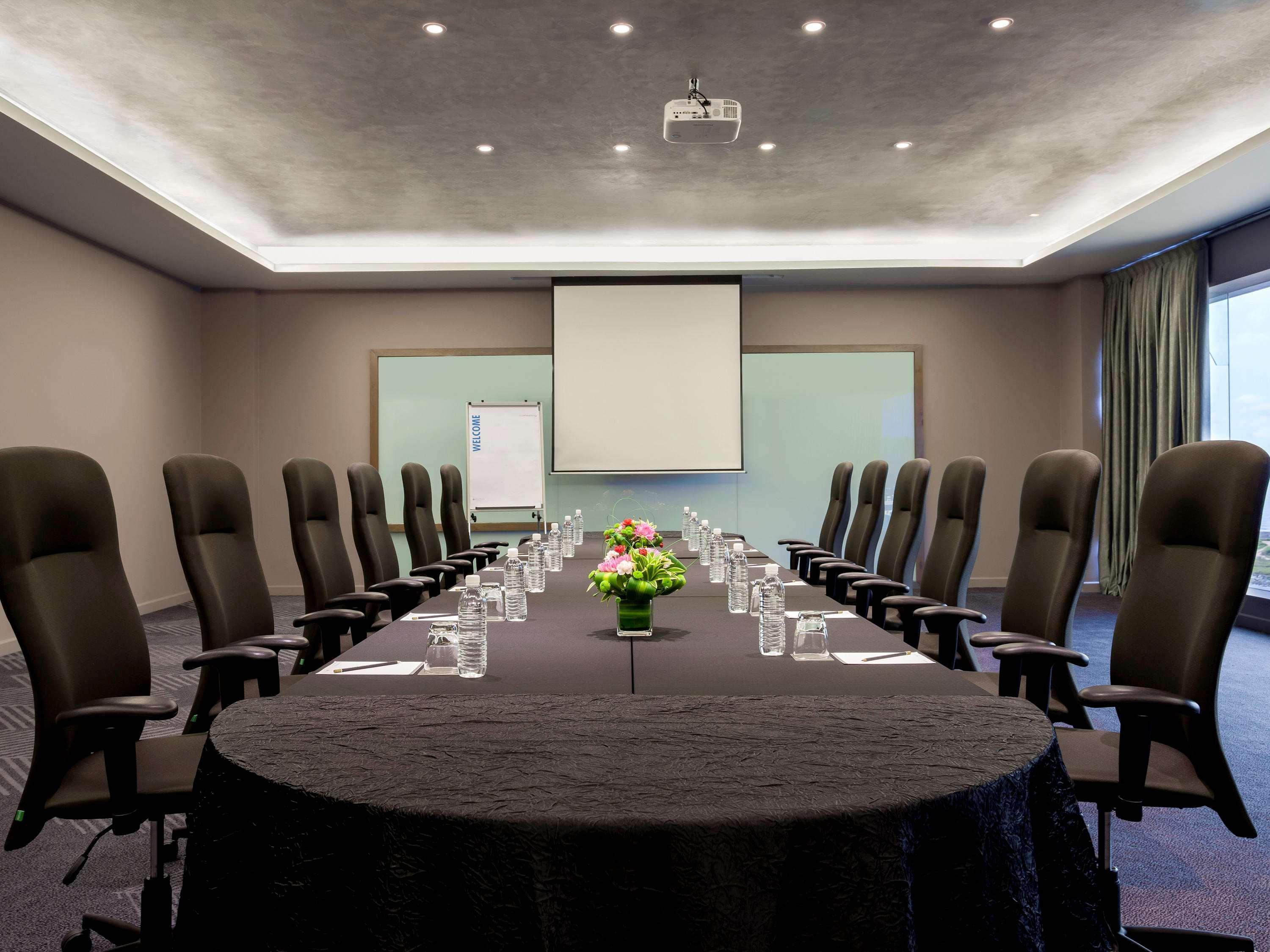 Pullman Miri Waterfront Hotel Eksteriør billede Meeting room