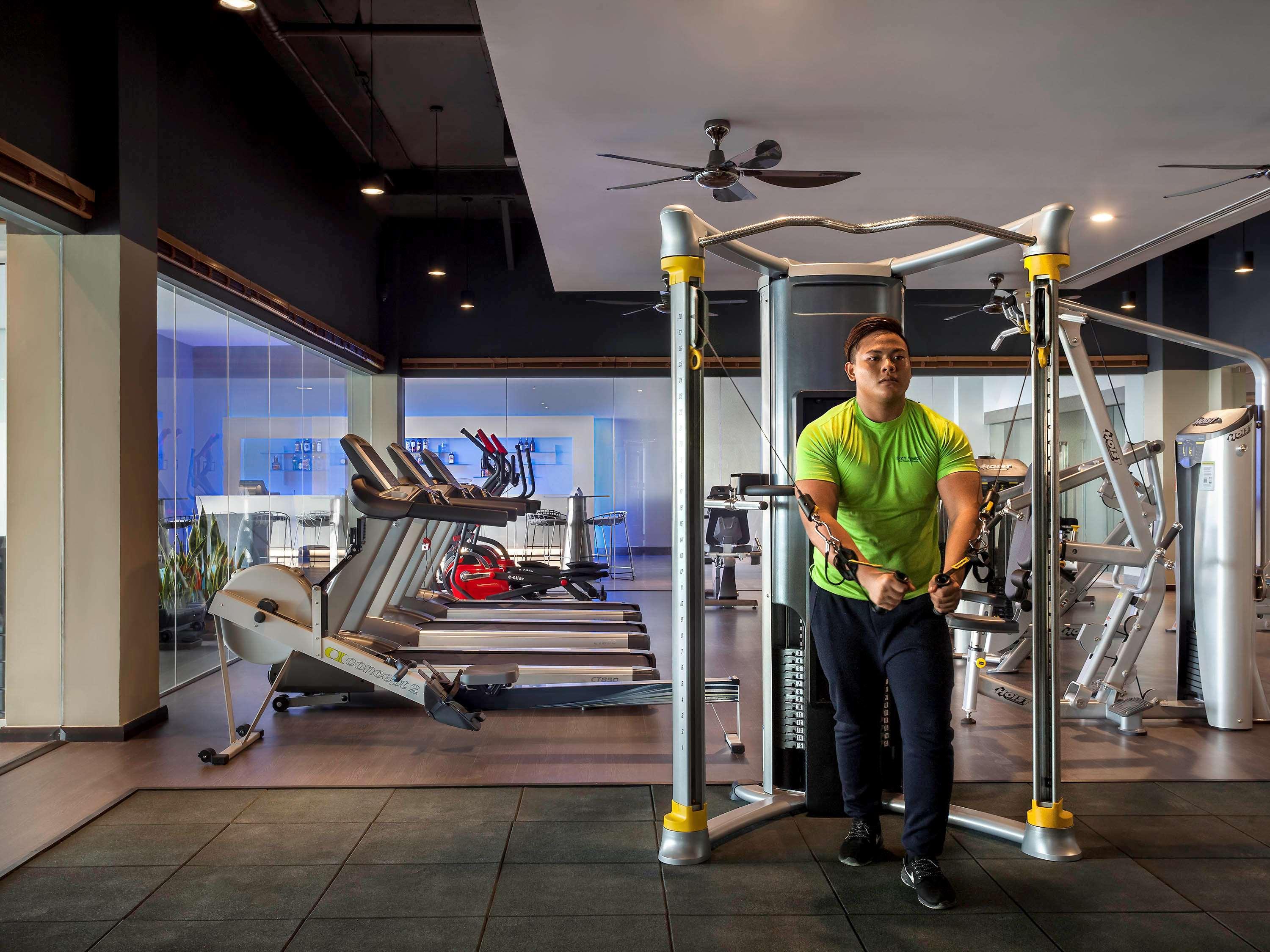 Pullman Miri Waterfront Hotel Eksteriør billede A man doing dips on a parallel bar