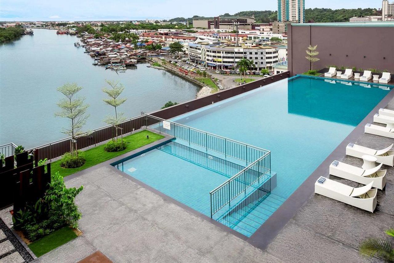 Pullman Miri Waterfront Hotel Eksteriør billede Infinity pool