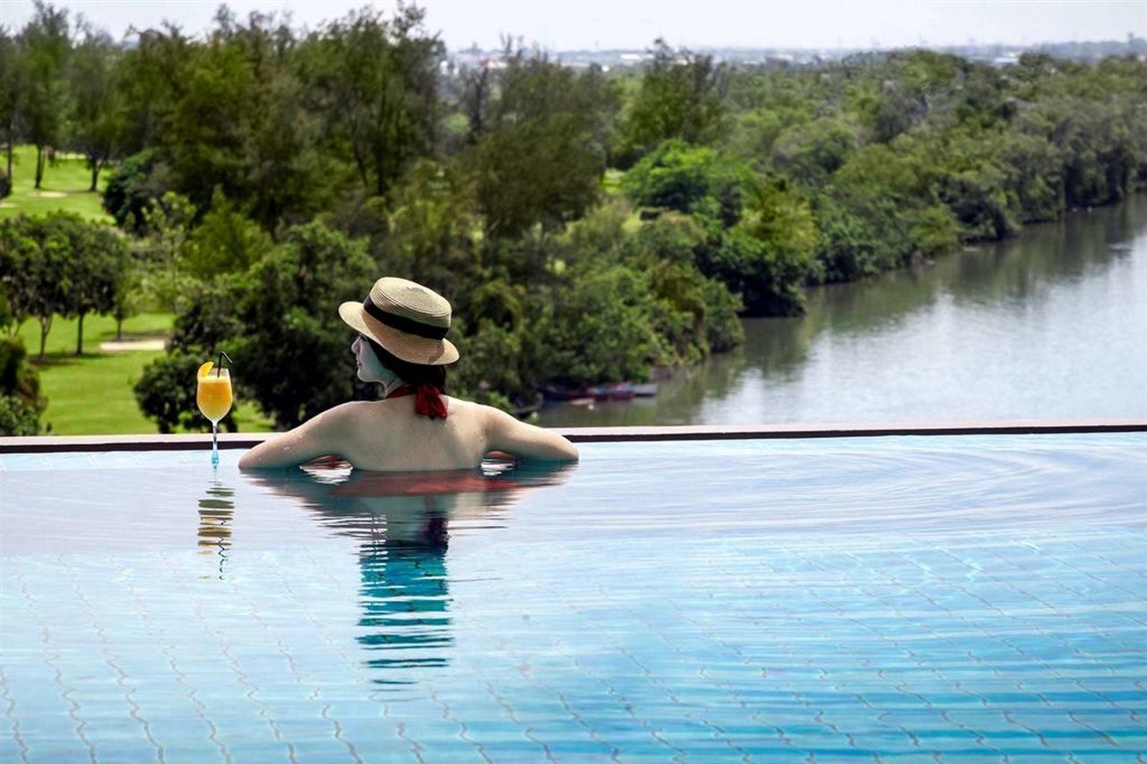 Pullman Miri Waterfront Hotel Eksteriør billede Infinity pool at The Oberoi, Udaiypore