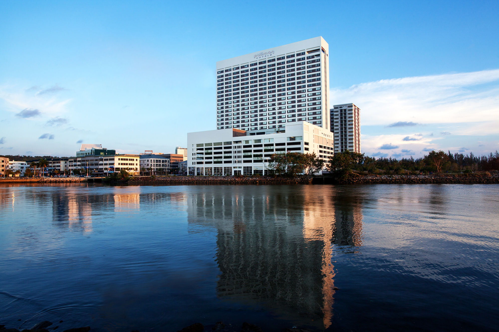 Pullman Miri Waterfront Hotel Eksteriør billede The hotel in 2011