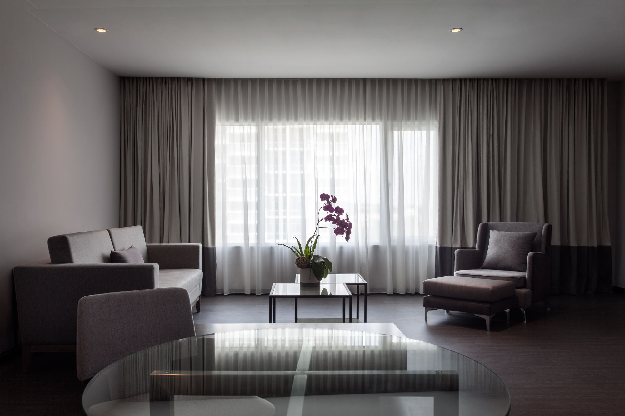 Pullman Miri Waterfront Hotel Eksteriør billede A living room with curtains