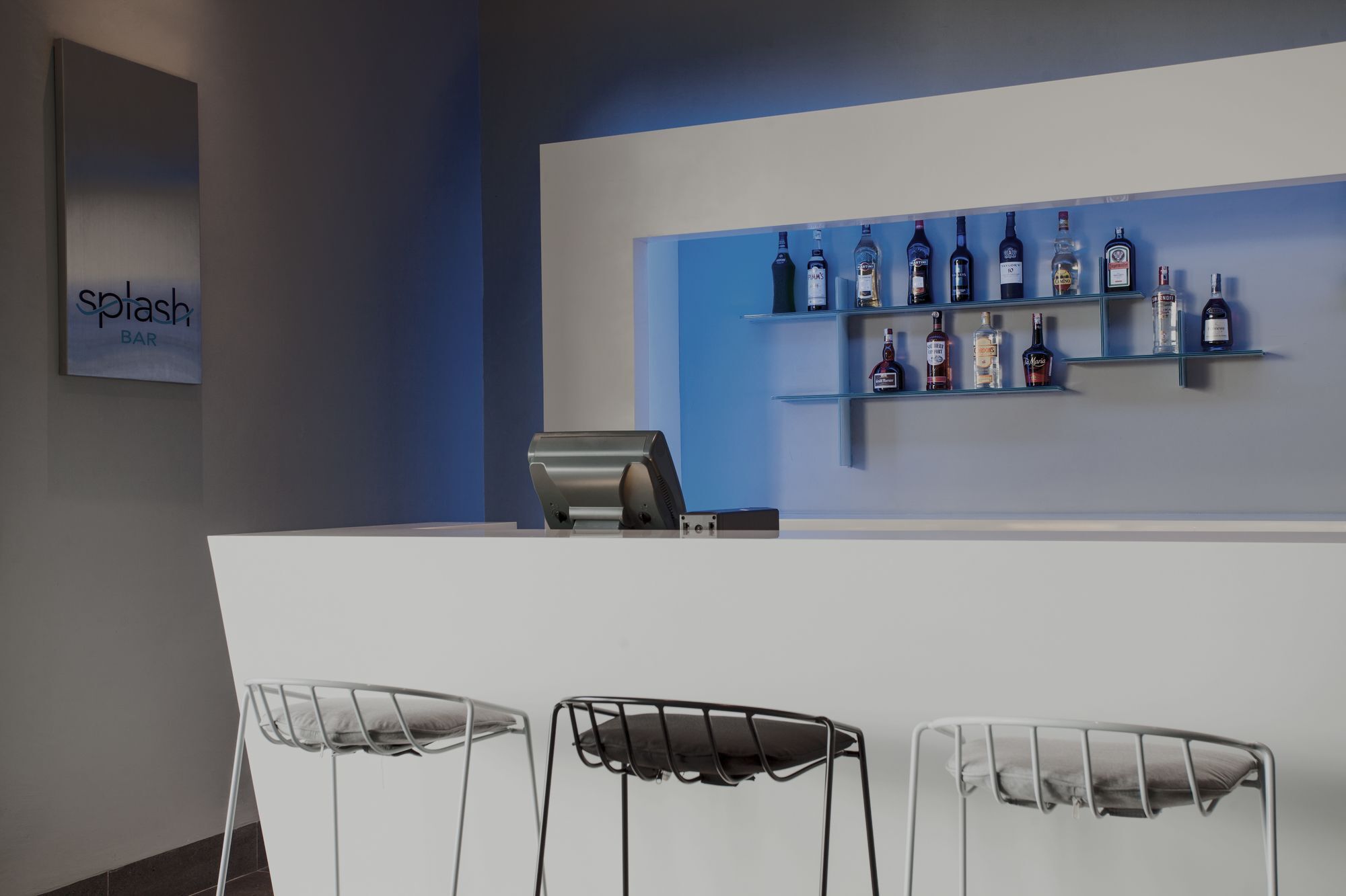 Pullman Miri Waterfront Hotel Eksteriør billede Splash Bar