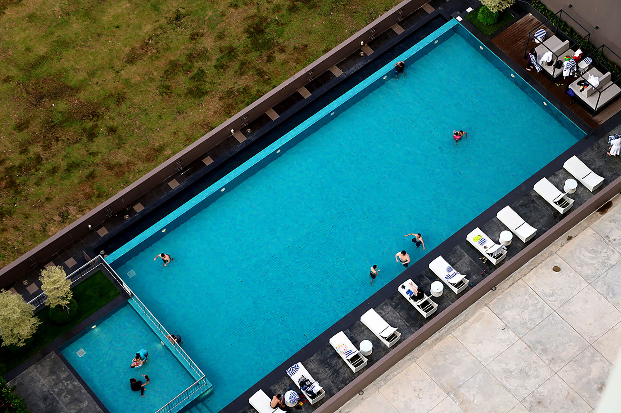 Pullman Miri Waterfront Hotel Eksteriør billede The pool at the hotel