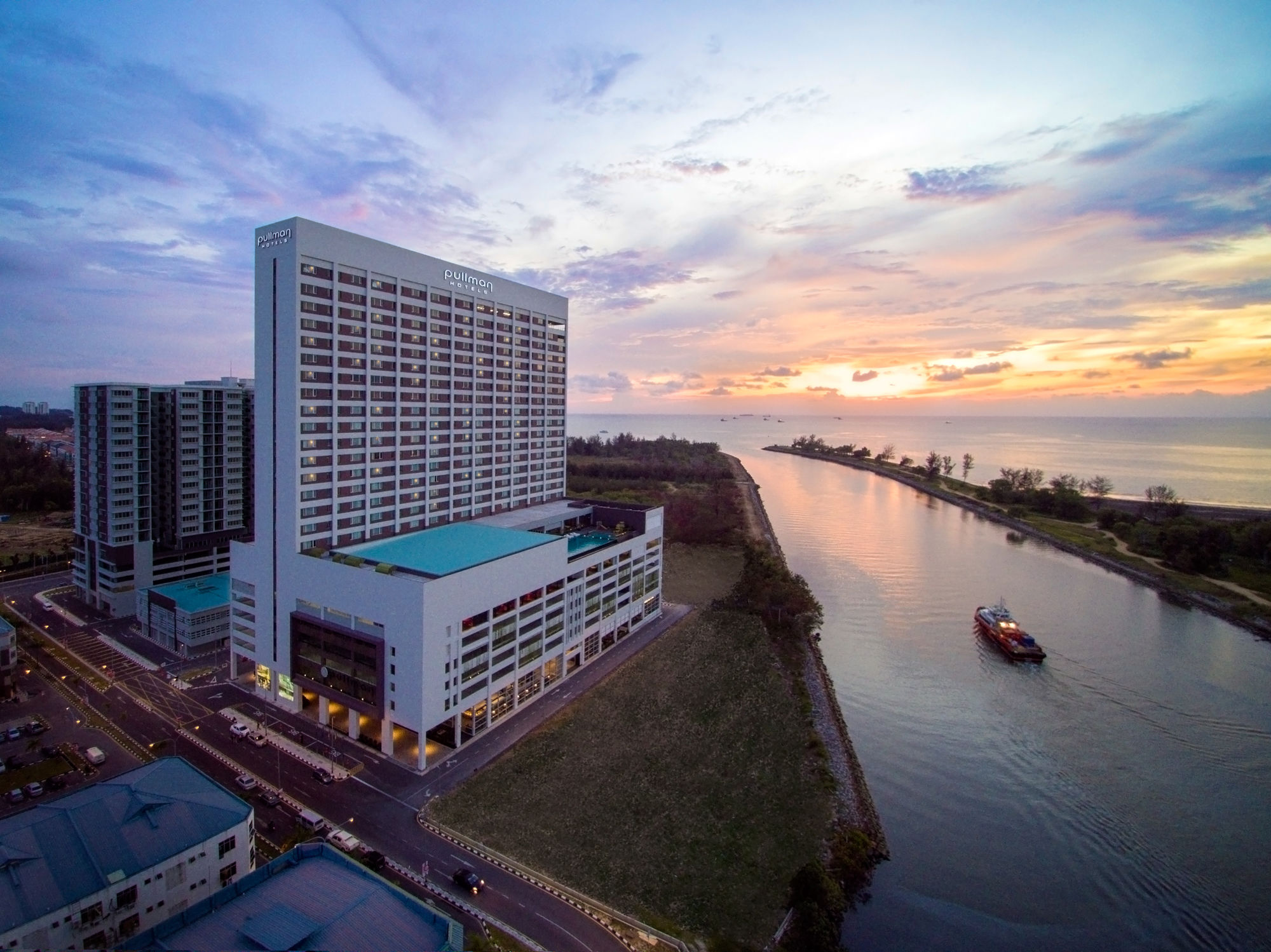 Pullman Miri Waterfront Hotel Eksteriør billede Aerial view of the hotel