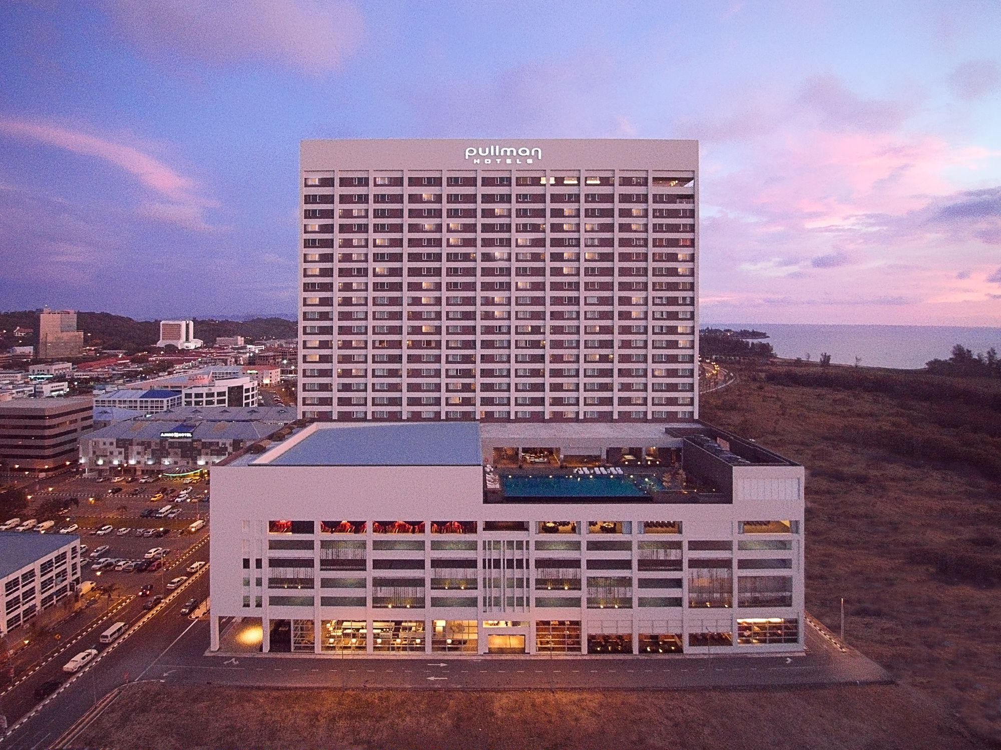 Pullman Miri Waterfront Hotel Eksteriør billede The hotel in 2015