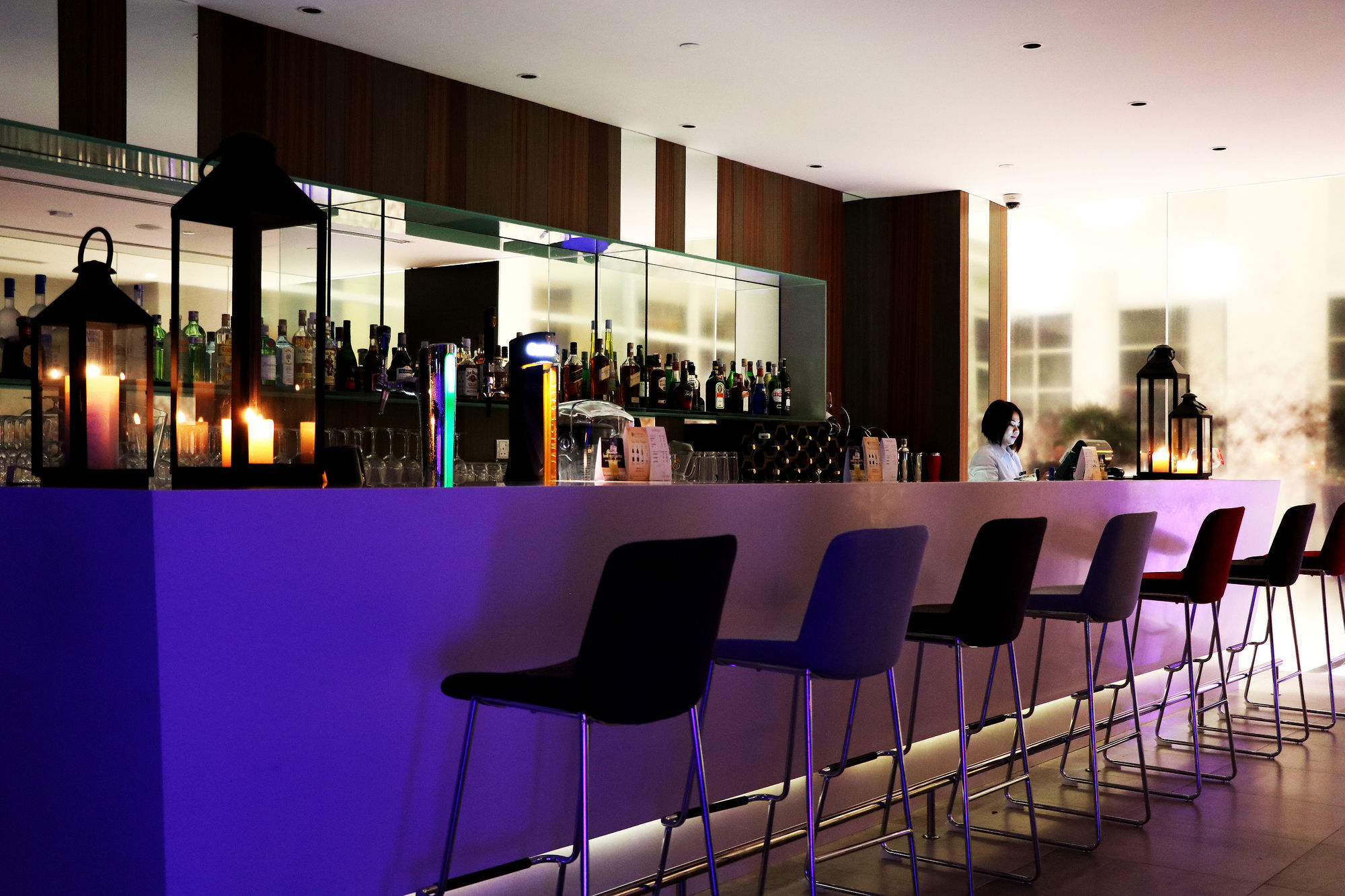 Pullman Miri Waterfront Hotel Eksteriør billede The bar at the 100 Queen's Gate