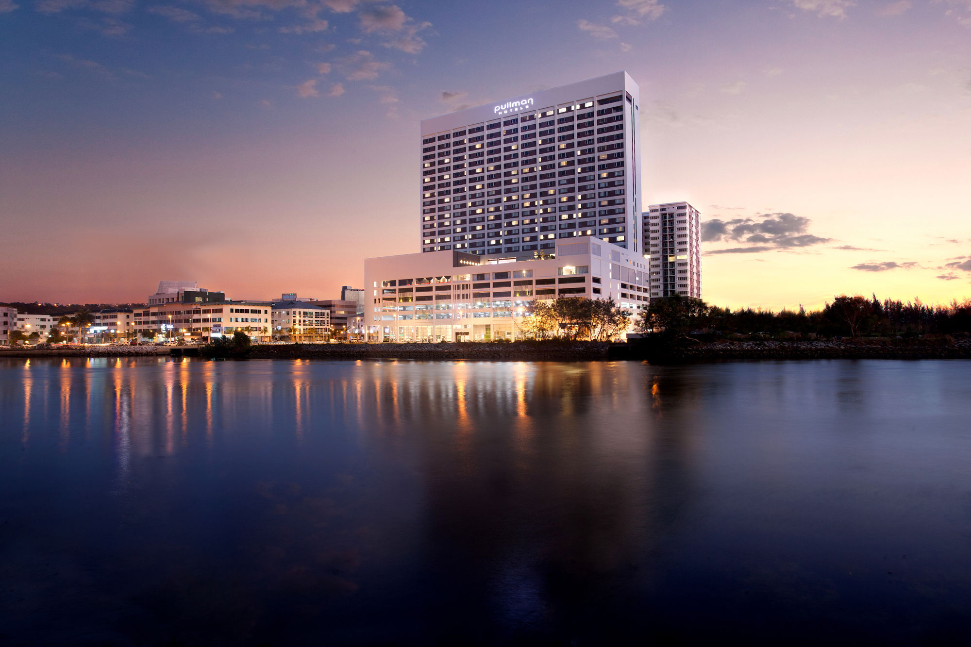 Pullman Miri Waterfront Hotel Eksteriør billede The Royal Thai Navy Hospital