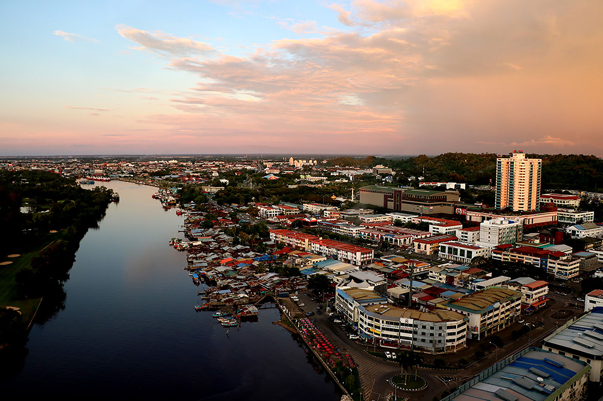 Pullman Miri Waterfront Hotel Eksteriør billede Aerial view of La Paz