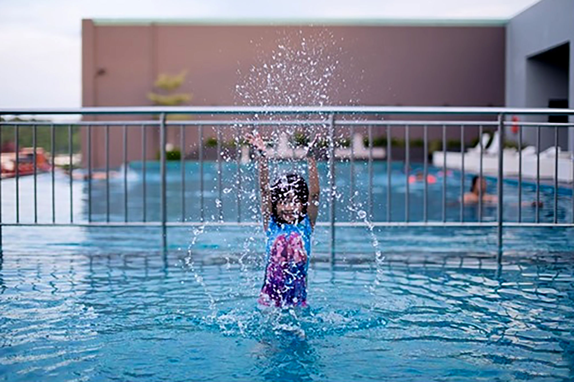 Pullman Miri Waterfront Hotel Eksteriør billede Swimming pool at the hotel