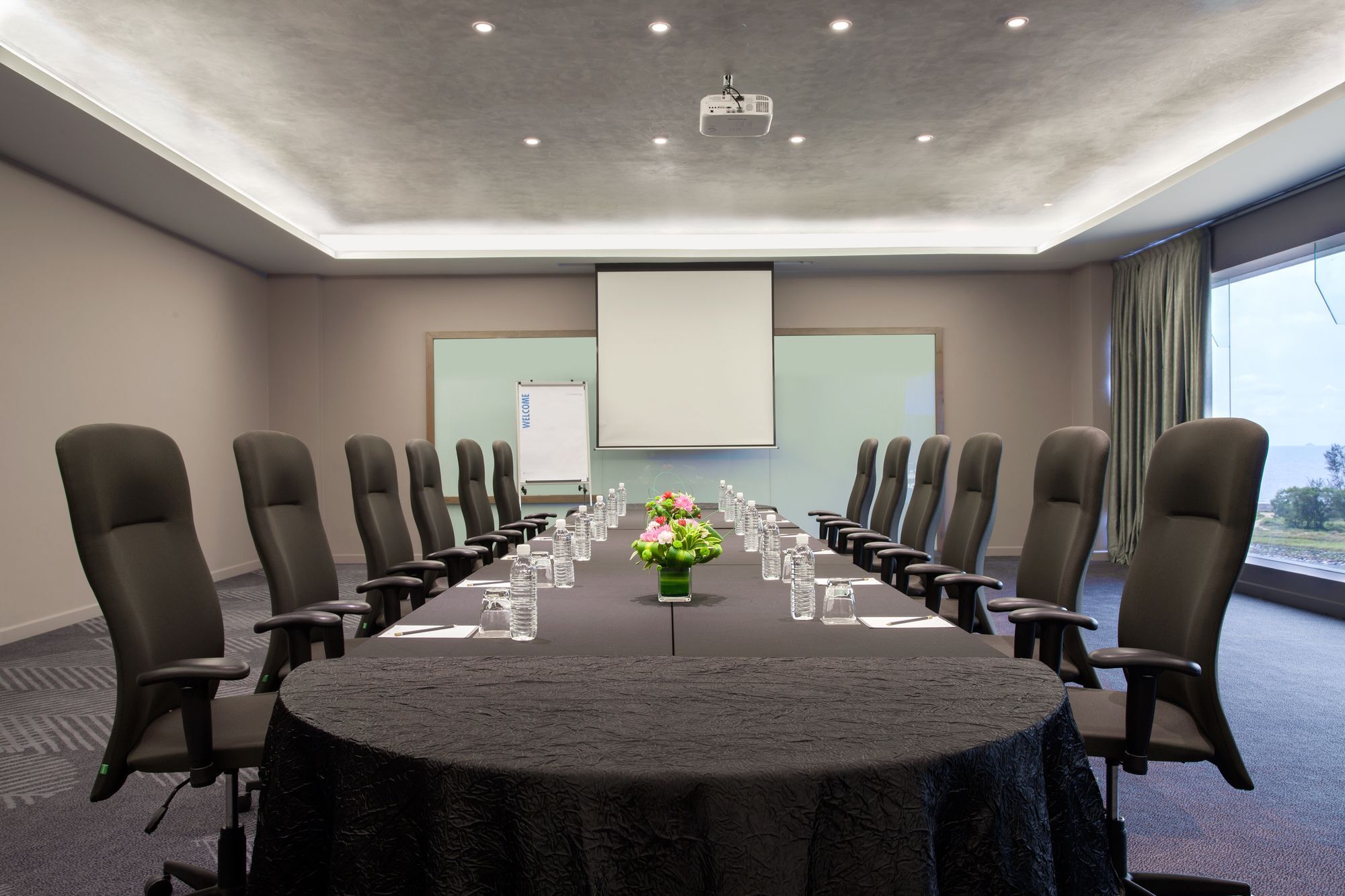 Pullman Miri Waterfront Hotel Eksteriør billede Meeting room