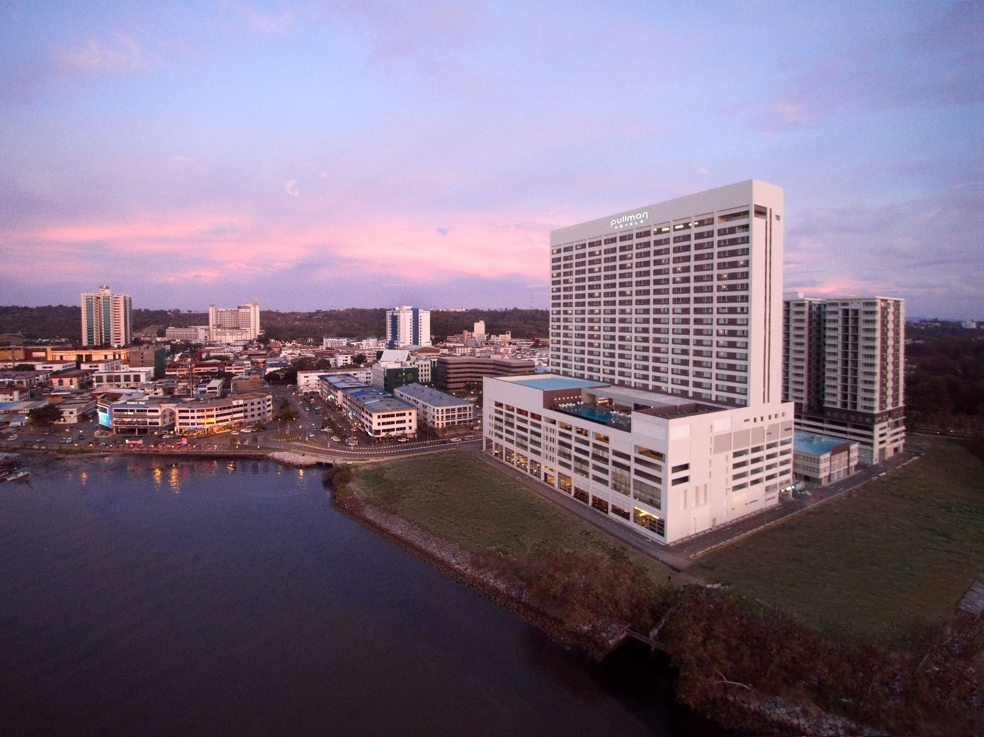 Pullman Miri Waterfront Hotel Eksteriør billede The Riverfront